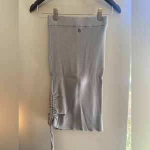 Tight skirt with adjustable tie